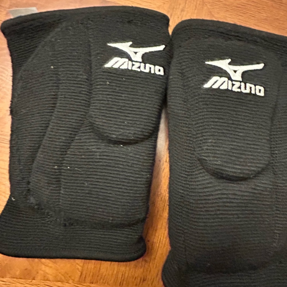 Mizuno Black Volleyball Knee Pads - Picture 3 of 10